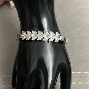 NWOT Elegant Silver Leaf Bracelet
